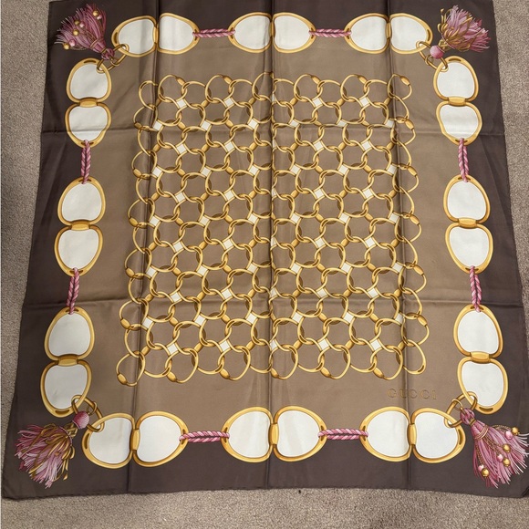 GUCCI Brown and Gold Chain Print Scarf - Picture 2 of 8